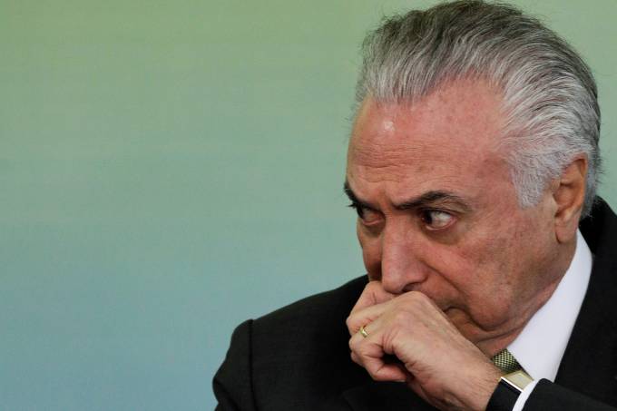 Temer não é só um político sem virtudes. Ele é um qualquer. Uma pessoa desprezível. E que sempre só existiu articulando nas sombras. E a presidência da República torna qualquer um num ser visível. E a visibilidade tem seu charme, mas pode ser demolidora, porque não revela apenas nossas qualidades