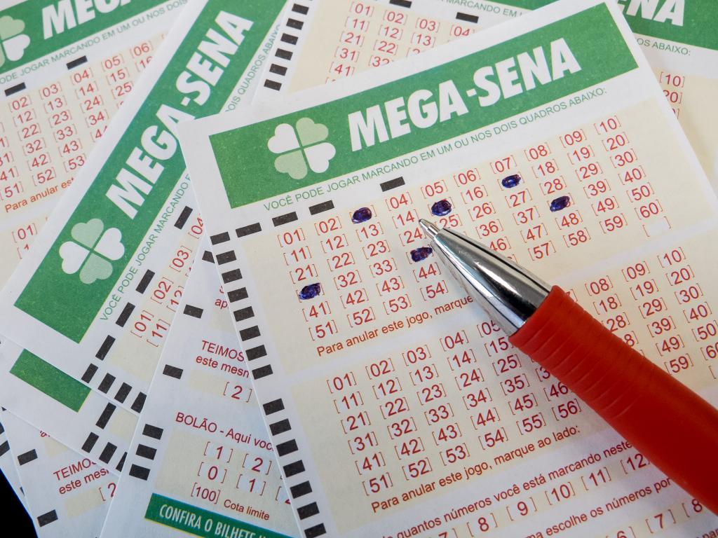 O ganhador ou ganhadora acertou sozinho as seis dezenas sorteadas no concurso 1.937 da Mega-Sena e levará o prêmio de R$ 6,3 milhões. O jogo foi realizado numa lotérica localizada num supermercado da Praia do Meireles. Os números sorteados foram 06,10, 24, 29, 43 e 55. Além do prêmio principal a Mega-Sena pagará a cada um dos 71 apostadores que acertaram cinco das seis dezenas o valor de R$ 24.966,25. Outras 4.055 apostas acertaram quatro números. Cada bilhete receberá R$ 624,48