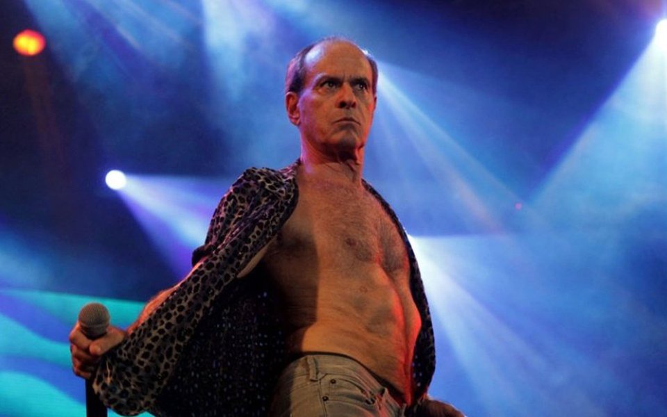 Em entrevista à Folha, cantor e compositor diz que se "enquadrar como 'o gay' seria muito confortável para o sistema"; ele acredita que Bolsonaro "não será presidente nunca" e que Michel Temer "está por um triz de ser saído do poder"