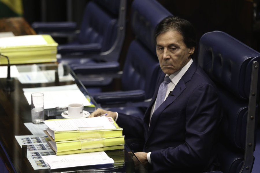 Na tentativa de evitar o chamado recesso branco, o presidente do Congresso, senador Eunício Oliveira, convocou para as 16h de hoje (13) sessão do Congresso Nacional, para votação a Lei de Diretrizes Orçamentárias (LDO). Ao final da sessão plenária do Senado de ontem (12), Eunício ameaçou os parlamentares que não comparecerem à sessão desta quinta-feira. “Haverá falta amanhã”, disse o presidente. E completou: " Se não aprovarmos a LDO vou convocar sessões aqui [no Senado] às terças, quartas, e quintas até o dia 31 de julho”, reforçou o peemedebista