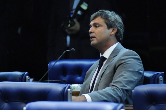 Relatório do senador Lindbergh Farias (PT-RJ) que estabelece a realização de eleições diretas em caso de vacância nos três primeiros anos do mandato presidencial deve ir a votação na Comissão de Constituição e Justiça do Senado nesta quarta-feira, 31; proposta relatada por Lindbergh é de autoria do senador Reguffe (sem partido–DF), que fulmina a eleição indireta via colégio eleitoral formado pelo Congresso