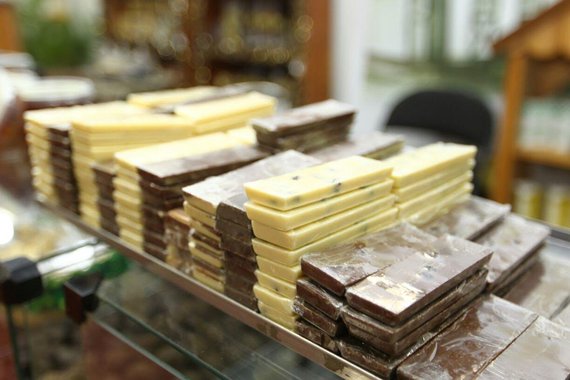 O município de Ilhéus recebe, a partir desta quinta-feira, o 9º Festival Internacional do Chocolate e Cacau; realizado no Centro de Convenções de Ilhéus, o evento deve atrair produtores de cacau, investidores, empresários e o público em geral, até domingo (23), movimentando as cadeias produtivas do agronegócio e do turismo; a atividade turística, atrelada à produção de chocolate, é um dos destaques da programação de palestras, que apresentarão, entre outros temas, os exemplos da produção associada ao turismo em Gramado (Rio Grande do Sul) e Viana do Castelo (Portugal)