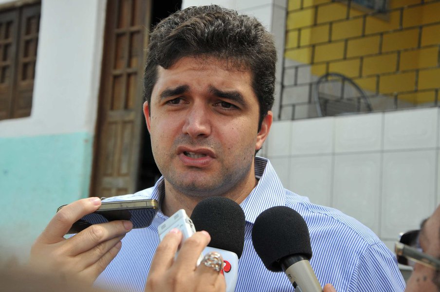 O prefeito de Maceió, Rui Palmeira, é mais uma das jovens lideranças do PSDB que está defendendo a saída do partido da base aliada do presidente Michel Temer (PMDB); "O PSDB deveria ter deixado o governo e entregue os ministérios. O que não impede de continuar votando a favor das reformas, como a trabalhista, que é fundamental porque vai gerar mais empregos”, diz Rui; tucanos comandam quatro ministérios