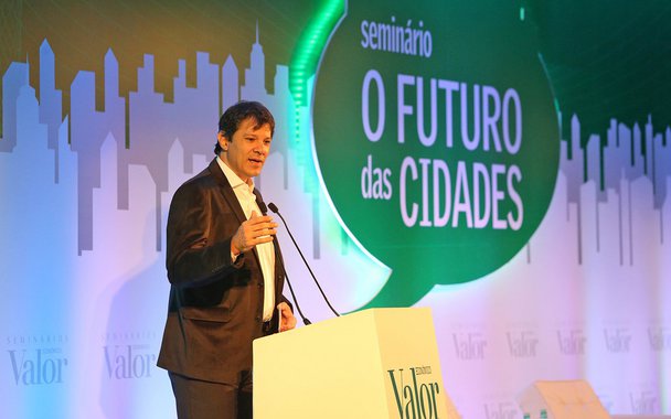 Em artigo na revista Piauí, o ex-prefeito de São Paulo Fernando Haddad diz que por trás do golpe parlamentar, o possível fim da Nova República; "O atual emparedamento de Temer coloca o país diante de um impasse, cujo desfecho ainda não é claro no momento em que concluo este texto. Só em 2018, se tudo der certo, saberemos se o Brasil do século XXI cabe no figurino da República Velha. Saberemos se o trabalhador que sentiu pela primeira vez a brisa ainda tênue da igualdade e da tolerância saberá prezá-la e cultivá-la", afirma
