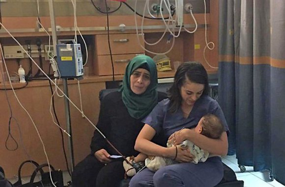 Um sopro de generosidade no conflito Israel-Palestina. Após bebê perder o pai e ter a mãe gravemente ferida em acidente, enfermeira judia se oferece para amamentar o bebê e história viraliza nas redes sociais