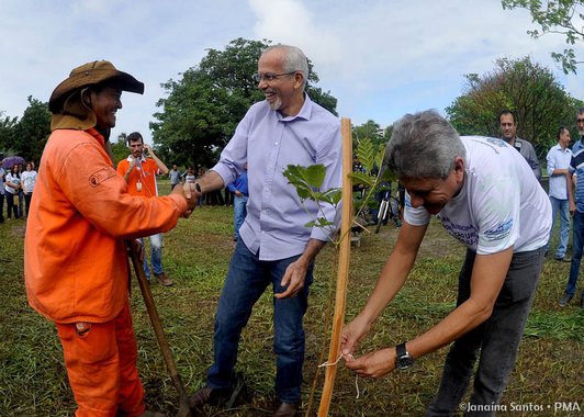 Prefeito Edvaldo Nogueira iniciou, acompanhado de técnicos da Secretaria Municipal de Meio Ambiente e de servidores da Empresa Municipal de Serviços Urbanos, o plantio de 500 mudas no Parque Augusto Franco, mais conhecido como Sementeira; a ação integra o Plano Municipal de Arborização Urbana de Aracaju, cuja meta é realizar o plantio de 40 mil árvores na cidade em quatro anos