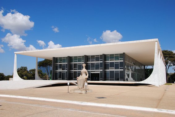 Juízes e desembargadores de Minas Gerais recebem parcelas extras que deixam suas remunerações bem acima do teto constitucional de R$ 33.763, e usufruem de benefícios que nem ministros do STF recebem; uma delas é o auxílio-moradia de R$ 4.377,73, pago aos magistrados e representantes do MP-MG, independentemente de terem casa própria na cidade onde prestam serviço; de acordo com assessoria de imprensa do STF, nenhum dos 11 ministros da Corte recebe o benefício para moradia