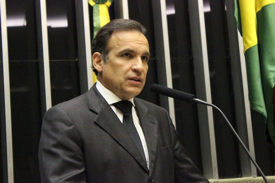 Deputado Hugo Leal (PSB-RJ), coordenador da bancada do Rio na Câmara, esteve reunido com o procurador Rodrigo Janot, e entregou junto com outros dois parlamentares o ofício apontando que dados sobre a crescente violência e sobre a situação da saúde justificam o pedido; ação do MPF-RJ havia pedido a aplicação de R$ 2,5 bilhões na saúde, valor que deixou de ser aplicado em 2016, o que fez o TCE-RJ rejeitar as contas do governador Luiz Fernando Pezão - governo aplicou 10% do orçamento na saúde e não 12% como determina a Constituição; violência também preocupa - número de homicídios no estado subiu 20% em 2016, no comparativo com 2015