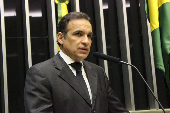 Deputado Hugo Leal (PSB-RJ), coordenador da bancada do Rio na Câmara, esteve reunido com o procurador Rodrigo Janot, e entregou junto com outros dois parlamentares o ofício apontando que dados sobre a crescente violência e sobre a situação da saúde justificam o pedido; ação do MPF-RJ havia pedido a aplicação de R$ 2,5 bilhões na saúde, valor que deixou de ser aplicado em 2016, o que fez o TCE-RJ rejeitar as contas do governador Luiz Fernando Pezão - governo aplicou 10% do orçamento na saúde e não 12% como determina a Constituição; violência também preocupa - número de homicídios no estado subiu 20% em 2016, no comparativo com 2015