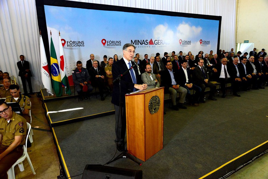 O governador de Minas, Fernando Pimentel, afirmou que o seu governo tem um modelo de gestão que ouve as pessoas; “É por isso que todo mundo diz que Minas é a síntese do Brasil, porque tudo que tem no Brasil tem um pouquinho aqui dentro”, disse; “É uma lógica diferente que a gente está trazendo para Minas Gerais e que está dando certo, ainda que com muita dificuldade, com um déficit orçamentário gigantesco. Nós estamos dando um exemplo para o Brasil com muita humildade, exemplo de trabalho e serenidade, construindo soluções de forma conjunta”; dados do Caged apontaram que Minas liderou a geração de empregos em junho no País