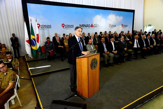 O governador de Minas, Fernando Pimentel, afirmou que o seu governo tem um modelo de gestão que ouve as pessoas; “É por isso que todo mundo diz que Minas é a síntese do Brasil, porque tudo que tem no Brasil tem um pouquinho aqui dentro”, disse; “É uma lógica diferente que a gente está trazendo para Minas Gerais e que está dando certo, ainda que com muita dificuldade, com um déficit orçamentário gigantesco. Nós estamos dando um exemplo para o Brasil com muita humildade, exemplo de trabalho e serenidade, construindo soluções de forma conjunta”; dados do Caged apontaram que Minas liderou a geração de empregos em junho no País