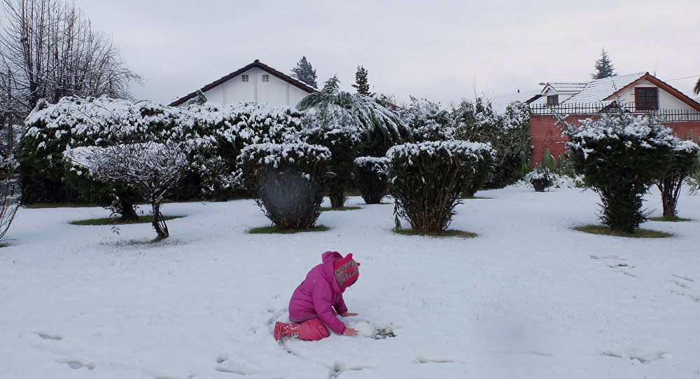 Um homem morreu e milhares de pessoas foram afetadas por cortes no fornecimento de energia elétrica e fechamento de vias no Chile, informou o serviço meteorológico neste domingo; a morte ocorreu na capital chilena, Santiago, quando um trabalhador de um hospital escorregou por causa da neve e bateu a cabeça; para a Direção Meteorológica do Chile, a precipitação é a maior desde 1971; a neve cobriu a maior parte dos 44 distritos da cidade e alcançou até 40 centímetros em alguns locais