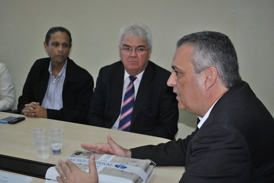O Ministério Público de Alagoas vai reativar o grupo de trabalho do órgão - que foi criado em 2010 pós uma grande enchente no estado - para acompanhar de perto as ações do poder Executivo em relação às vítimas das chuvas; objetivo é evitar que todos os anos mais pessoas sejam vítimas das chuvas, além de saber quais posições foram tomadas acerca dos desabrigados de 2010; "Vou reativar as reuniões e saber quais providências foram adotadas. O que não pode mais acontecer é que, a cada inverno, se repita o número de óbitos por conta da inércia das autoridades", afirmou o procurador-geral de Justiça, Alfredo Gaspar de Mendonça