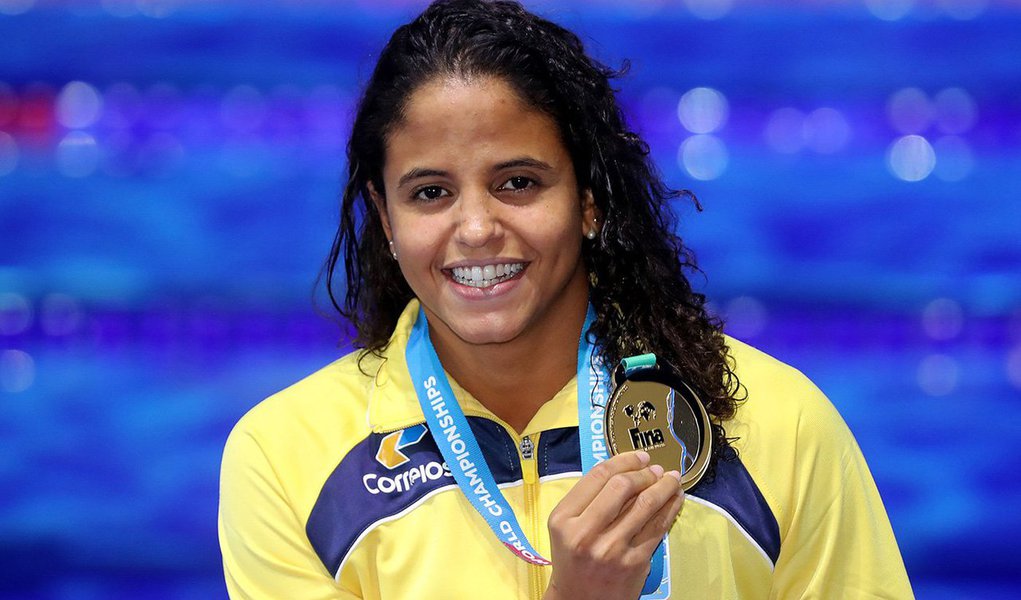 A nadadora Etiene Medeiros conquistou o ouro na prova dos 50 metros costas no Campeonato Mundial de Natação em Budapeste, na Hungria, nesta quinta-feira (27) e tornou-se a primeira brasileira da história a ser campeã mundial em piscina longa. A pernambucana já tinha três outros títulos mas em piscina curta; a pernambucana conseguiu a vitória na batida de mão, com 27s14, e derrotou a chinesa Yuanhui Fu por 0s01 de diferença (27s15); em terceiro lugar, ficou a representante de Belarus, Aliaksandra Herasimenia (27s23)