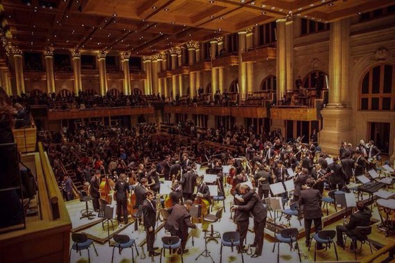 Orquestra Filarmônica de Goiás tem apoio do governo estadual e está em sua 4ª Turnê Nacional; na noite de sábado, grupo foi aplaudido de pé após concerto da Casa São Paulo; a Orquestra Filarmônica de Goiás foi criada pelo governador Marconi Perillo em 2011, no início de seu terceiro mandato, com a proposta de se transformar em um programa nacional de música sinfônica