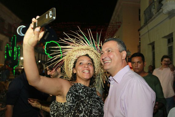 Mais de cem cidades baianas realizam o São João neste ano com apoio e participação direta do governo do Estado com a contratação de atrações; para o governador Rui Costa, o apoio do Estado é fundamental para que os municípios aproveitem o período junino para movimentar a economia ; "Além de uma tradição cultural que precisa ser mantida e potencializada, o São João da Bahia também é uma atividade econômica para as cidades baianas. Acredito que o São João é para o interior, proporcionalmente, o que o carnaval é para Salvador. Gera renda, atrai visitantes. As pessoas alugam suas casas, pousadas e hotéis ficam lotados e o comércio local é movimentado. Por isso é importante a participação do Estado para que as festas aconteçam", disse Rui