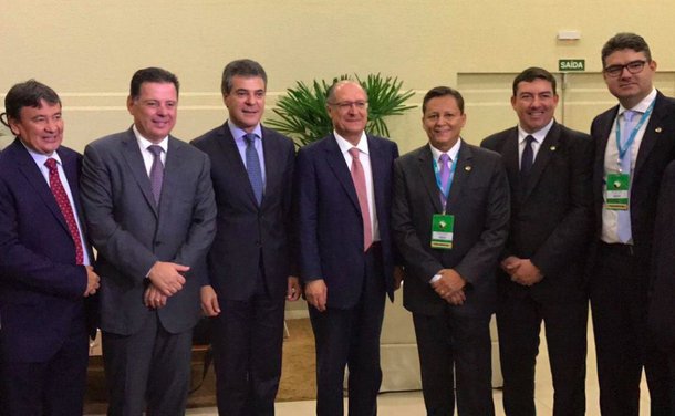 Presidente do Colegiado Nacional de Presidentes de Assembleias, o deputado goiano José Vitti (PSDB) coordena na manhã desta quinta-feira debate sobre a crise no Brasil e a saída para os estados na Conferência Anual da UNALE, que está sendo realizada em Foz do Iguaçu, no Paraná; os governadores Marconi Perillo (Goiás), Beto Richa (Paraná), Geraldo Alckmin (São Paulo) e Welligton Dias (Piauí), além do ministro da Saúde, Ricardo Barros, participam do painel, que é mediado pelo jornalista Heraldo Pereira, da Rede Globo