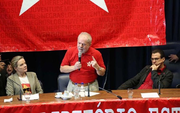 O ex-presidente Lula disse neste sábado na Assembleia Legislativa de São Paulo que se for reeleito em 2018, seu futuro governo vai começar com a regulação dos meios de comunicação entre as primeiras medidas; "Vamos fazer melhor neste país a começar pela regulação dos meios de comunicação", afirmou Lula em discurso na cerimônia de posse de Luiz Marinho, o novo presidente do PT em São Paulo; Lula fez a afirmação depois de defender que é preciso governar para os mais pobres do país; "A gente pode ter uma sociedade mais justa, mais igual, uma sociedade onde todo mundo possa subir um degrauzinho. A gente não quer tirar nada deles, o que nós queremos é que o pobre vá subindo, vá subindo..."