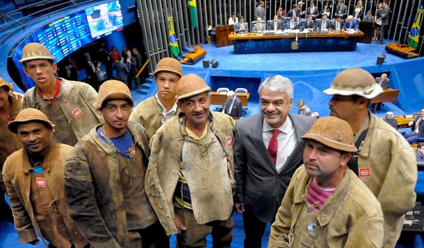 Congresso Nacional promulgou a Emenda Constitucional 96, que autoriza a prática da vaquejada no país; emenda acrescentou um parágrafo ao artigo 225 da Constituição Federal e determina que as práticas desportivas e manifestações culturais com animais não são consideradas cruéis; novo artigo determina ainda que a vaquejada seja registrada como "bem de natureza imaterial" e seja regulamentada por lei que garanta o bem-estar dos animais; festa é tradicional em várias cidades do interior do país, principalmente na região Nordeste; segundo a Associação Brasileira de Vaquejada, os eventos movimentam cerca de R$ 600 milhões e geram em torno de 700 mil empregos