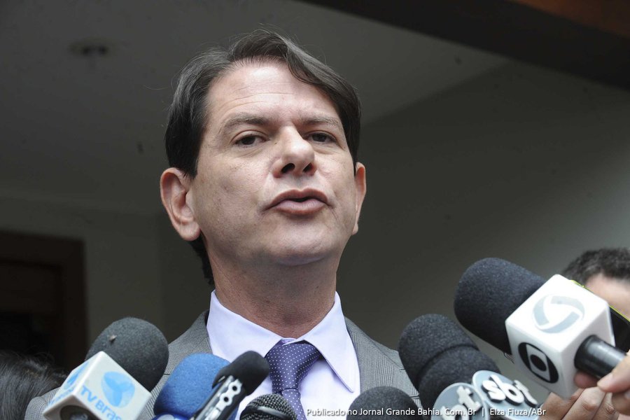 Em encontro regional do PDT-Ceará, no município de Itarema, o ex-governador Cid Gomes (PDT) defendeu-se das acusações do empresário Wesley Batista, da JBS, e disse que será candidato ao Senado em 2018, “para não deixar um ladrão assumir meu lugar”.  “O Congresso Nacional precisa de políticos honestos e que trabalhem em nome da população”. O pedetista afirmou ainda que irá processar seu acusador por calúnia e difamação
