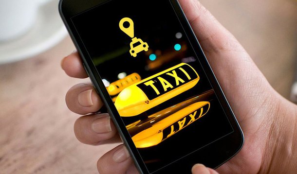 A prefeitura do Rio de Janeiro estuda formas de regulamentar os serviços de transporte por táxi e carros particulares que utilizam aplicativos para smartphone; segundo o prefeito Marcelo Crivella, as conversas com as empresas que prestam o serviço já começaram; "Estamos fazendo audiências públicas, chamando o pessoal dos aplicativos, que é o 99, o Uber, o Easy, e falando também com os taxistas. A ideia é que estes aplicativos regularizados os impostos possam contribuir para melhorar as condições dos táxis no Rio de Janeiro. É muito importante", disse