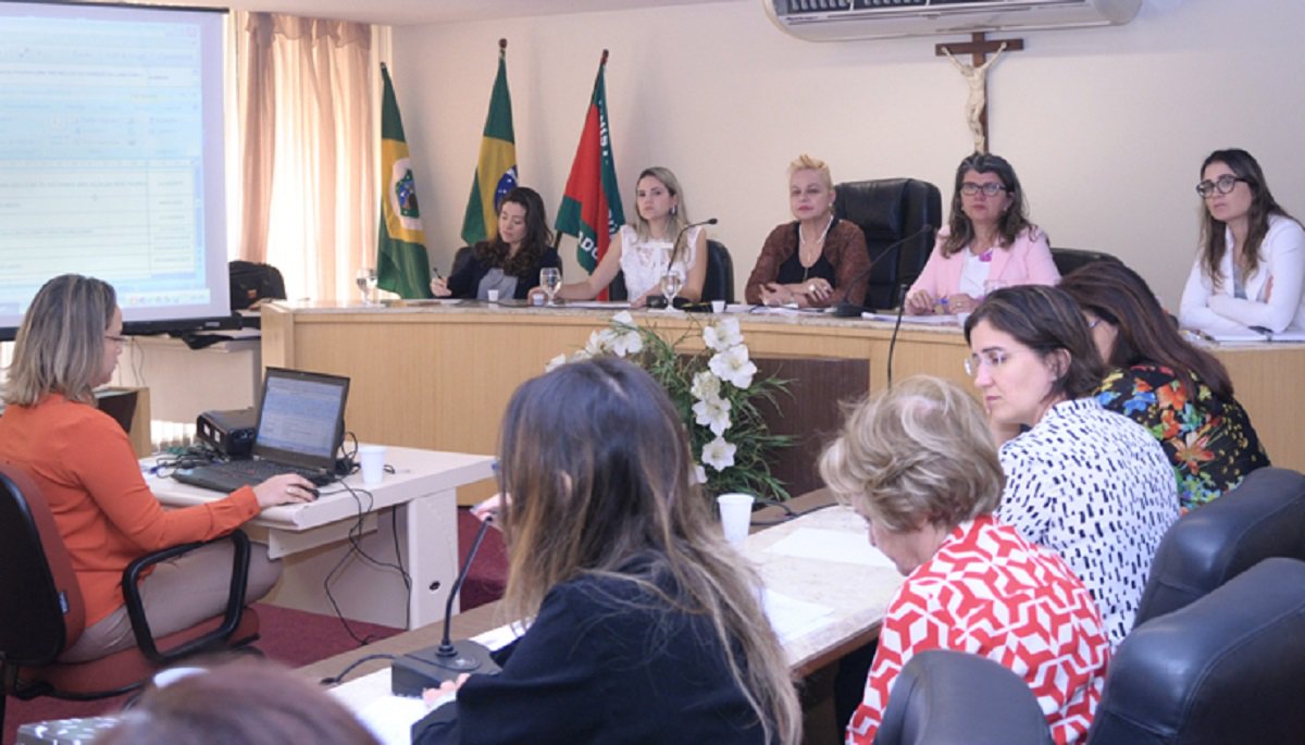 A audiência do Ministério Publico do Ceará, realizada na manhã de hoje (18), com a participação de diversos atores da Rede de Atenção Psicossocial de Fortaleza, definiu uma nova data para continuidade das negociações em torno do assinatura de um Termo de Compromisso de Ajustamento de Conduta (TAC) que garanta o atendimento adequado aos pacientes portadores de transtorno mental; a nova reunião ficou agendada para o próximo dia 25 de julho
 
 