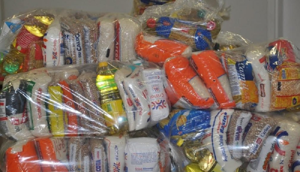 O Detran-GO entrega cestas básicas a vítimas de acidentes de trânsito nesta quarta-feira, às 9h; serão contempladas 50 famílias selecionadas pelo Serviço Social do Hospital de Urgência de Goiânia (Hugo). Na cerimônia, que será realizada no auditório do hospital, serão distribuídos 1.400 quilos de alimentos não-perecíveis arrecadados pelos servidores do Detran-GO e pela TV Anhanguera durante o Maio Amarelo, movimento mundial de atenção à vida e pela prevenção de acidentes de trânsito