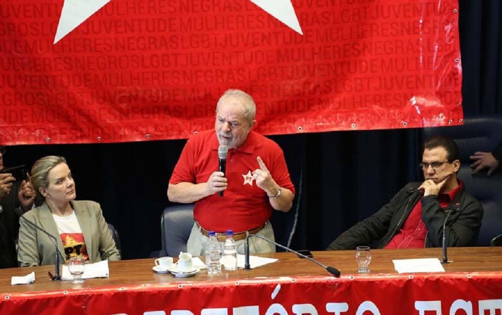 O ex-presidente Lula disse neste sábado na Assembleia Legislativa de São Paulo que se for reeleito em 2018, seu futuro governo vai começar com a regulação dos meios de comunicação entre as primeiras medidas; "Vamos fazer melhor neste país a começar pela regulação dos meios de comunicação", afirmou Lula em discurso na cerimônia de posse de Luiz Marinho, o novo presidente do PT em São Paulo; Lula fez a afirmação depois de defender que é preciso governar para os mais pobres do país; "A gente pode ter uma sociedade mais justa, mais igual, uma sociedade onde todo mundo possa subir um degrauzinho. A gente não quer tirar nada deles, o que nós queremos é que o pobre vá subindo, vá subindo..."