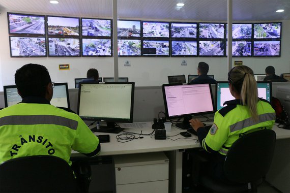 Para o Ministério Público Federal no Ceará (PMF/CE), além de não estarem regulamentados pelo Conselho Nacional de Trânsito (Contran), os equipamentos utilizados na capital permitem a invasão da privacidade e da intimidade de condutores e passageiros, violando direitos assegurados na Constituição Federal. O órgão quer ainda que, no julgamento da ação, a Justiça Federal determine a nulidade de todas as autuações registradas com base nas imagens realizadas pelas câmeras de alta definição utilizadas em Fortaleza
