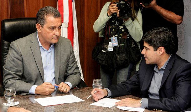 O governador Rui Costa (PT) anunciou nesta quarta-feira em sua conta no Twitter o pagamento de 30% dos vencimentos do mês de junho dos trabalhadores para sexta (23); "Surpresa boa: vai rolar a antecipação de 30% do salário do servidor estadual pra curtir o #SãoJoãoDaBahia", disse Rui; o restante do pagamento será feito dia 30 próximo; também no Twitter, o prefeito ACM Neto (DEM) anunciou a antecipação integral do salário de junho dos servidores do governo municipal de Salvador; "Essa antecipação é para que possam passar os festejos juninos mais felizes com suas famílias", disse o democrata; o salário dos servidores da prefeitura de Salvador também será pago na sexta