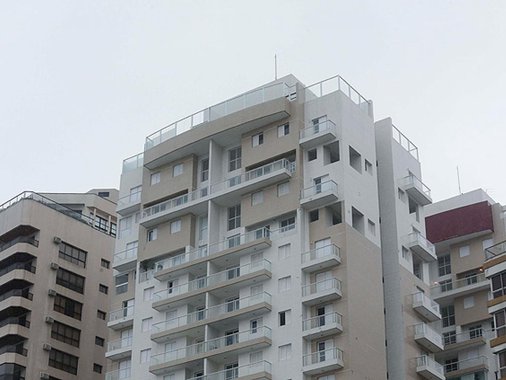 O Tribunal Regional Federal de Curitiba (TRF-4) encaminhou ontem (14) a um oficial de Justiça de Santos (SP) a ordem do juiz federal Sérgio Moro para confiscar o triplex atribuído ao ex-presidente Lula; a decisão deve chegar na segunda-feira (17) ao cartório de Registro de Imóveis de Guarujá, onde fica o condomínio Solaris; Moro decretou o sequestro imediato do imóvel, independentemente do trânsito em julgado, afirmando que se trata de 'produto de crime'