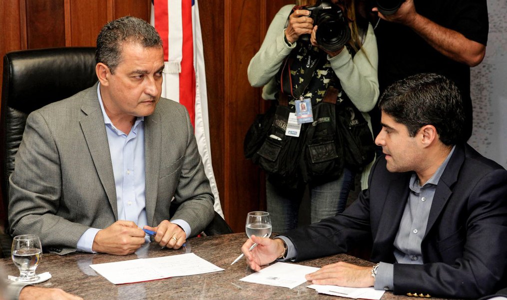 O governador Rui Costa (PT) anunciou nesta quarta-feira em sua conta no Twitter o pagamento de 30% dos vencimentos do mês de junho dos trabalhadores para sexta (23); "Surpresa boa: vai rolar a antecipação de 30% do salário do servidor estadual pra curtir o #SãoJoãoDaBahia", disse Rui; o restante do pagamento será feito dia 30 próximo; também no Twitter, o prefeito ACM Neto (DEM) anunciou a antecipação integral do salário de junho dos servidores do governo municipal de Salvador; "Essa antecipação é para que possam passar os festejos juninos mais felizes com suas famílias", disse o democrata; o salário dos servidores da prefeitura de Salvador também será pago na sexta