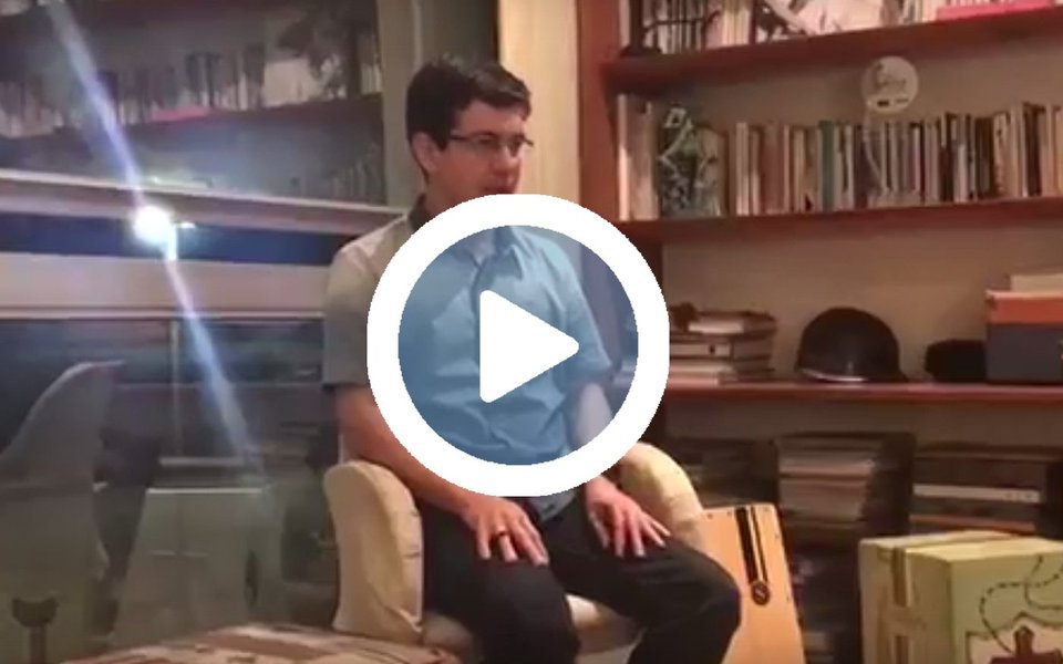 Convidado por Caetano Veloso para falar sobre a situação política, o senador Randolfe Rodrigues (Rede-AP) antecipou o próximo passo de Michel Temer: nomear um engavetador-geral da República para o cargo de procurador-geral da República, na sucessão de Rodrigo Janot; "aí acaba a Lava Jato", disse Randolfe, enquanto Caetano dedilhava o violão; assista