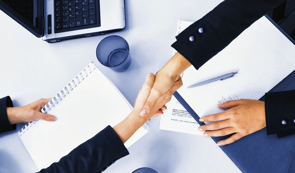 O Brasil ganhou aproximadamente 11,6 mil novas empresas e outras organizações ativas em 2015, um aumento de 0,2% em relação a 2014. O número de pessoal ocupado assalariado diminuiu 3,6% - menos 1,8 milhão de trabalhadores. Os dados fazem parte do Cadastro Central de Empresas (Cempre), divulgado nesta quarta-feira (5) pelo Instituto Brasileiro de Geografia e Estatística (IBGE)