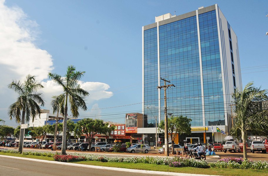 A Prefeitura de Palmas acatou a recomendação do TCE/TO que pedia a suspensão do decreto municipal que promove incentivo fiscal a projeto habitacional na Capital, o Habita Palmas; de acordo com o tribunal, a lei complementar municipal possui “incongruências de natureza grave”, como falta de estimativa do impacto financeiro para os exercícios de 2017, 2018 e 2019, que demonstra apenas projeções de valores de 2016; o órgão alega que a prefeitura não considerou a margem de crescimento nas receitas do município com a implantação e adesão ao programa