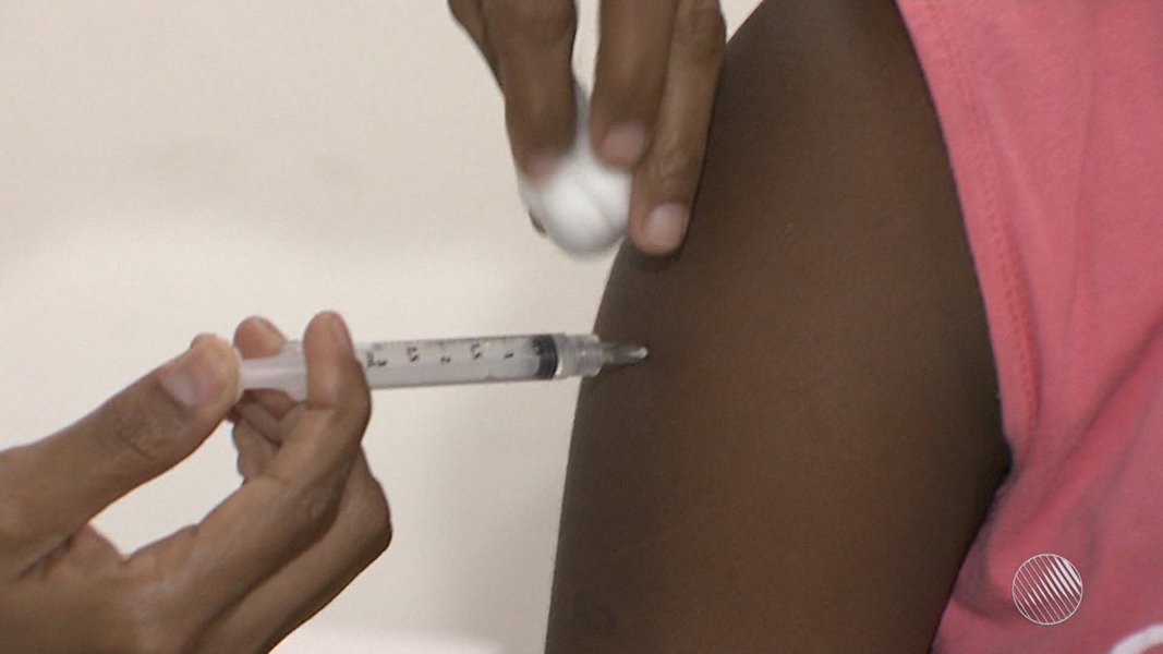 A Campanha Nacional de Vacinação contra Influenza, que terminaria nesta terça-feira em Salvador, foi estendida até dia 9 de junho, com expectativa de vacinar 263 mil pessoas; este é o público que ainda não procurou os postos de saúde para se proteger contra a doença; a estratégia segue de segunda a sexta-feira, das 8h às 17h, nas 126 salas de vacina das unidades básicas de saúde da rede municipal; até o momento, aproximadamente 410 mil pessoas foram vacinadas no município, número que corresponde a 63,8% do público alvo