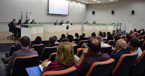 O Tribunal de Contas do Estado decidiu, por unanimidade, aprovar com ressalvas o Parecer Prévio das Contas do Governador Camilo Santana – Exercício 2016 apresentado pela conselheira Patrícia Saboya. Segundo a relatora, em 2016, o Estado teve algumas receitas atípicas que ajudaram nos bons números apresentado pelas contas do Estado. A conselheira afirmou, no entanto, que, pela complexidade da matéria, existem situações que precisam ser aperfeiçoadas