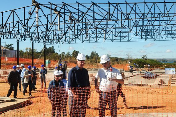As obras de captação emergencial no Lago Paranoá estão 50% executadas, e a previsão é que o Subsistema Produtor do Lago Norte inicie a operação até o fim de setembro; o investimento ficou em R$ 42 milhões, 15% abaixo do inicialmente estimado, que era de R$ 49,4 milhões; o Ministério da Integração Nacional liberou R$ 55 milhões para o governo de Brasília, o dinheiro restante volta para a pasta federal; de acordo com o governador de Brasília, Rodrigo Rollemberg, a estação de tratamento da água deve chegar da China na segunda quinzena deste mês; o equipamento tem tecnologia norte-americana e será responsável por filtrar a água