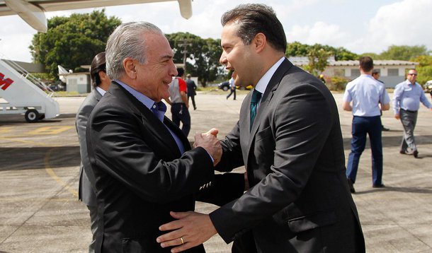 Líder em todas as pesquisas eleitorais feitas até o momento e com a administração bem avaliada pela população, o governador de Alagoas, Renan Filho (PMDB), segue os passos de vários políticos – como o seu próprio pai, o senador Renan Calheiros, e evita aparecer ao lado do presidente Michel Temer; reuniões com o impopular e suspeito de crimes, só se for extremamente necessário; posição do governador já ficou visível no dia 13, quando Temer ofereceu um jantar a governadores para tratar da dívida dos estados com o BNDES; Renan Filho não apareceu e justificou dizendo que não pôde desmarcar inaugurações