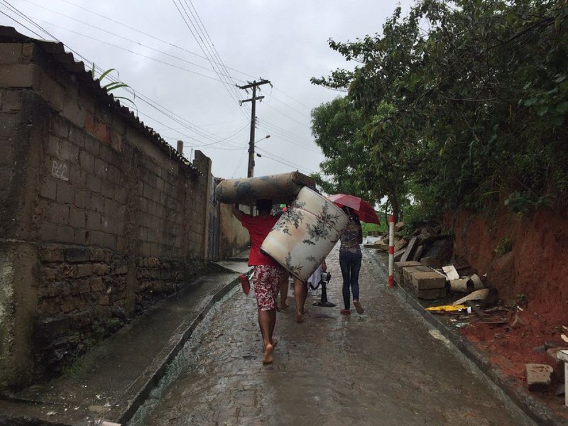 A Defesa Civil estadual informou que o número de vítimas das fortes chuvas em Alagoas caiu 80%; o registro de desabrigados ou desalojados diminuiu de 39 mil para 7.600 pessoas no estado; serão assistidos pela ajuda dos governos federais e estaduais aqueles que perderam as casas; mais de R$ 13 milhões foram repassados pelo governo federal.
