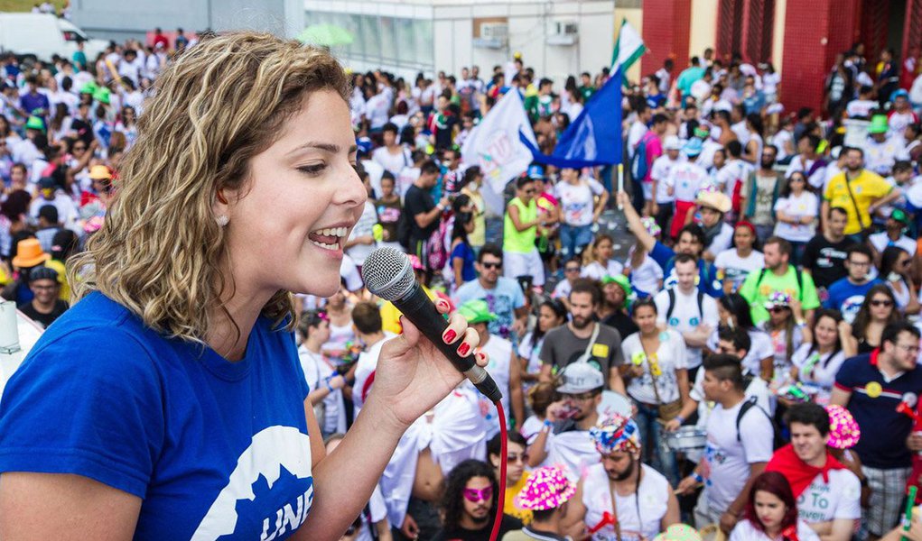 "O movimento estudantil e essa geração foram renovados com as lutas contra o golpe e, em especial, as ocupações estudantis. Essa é uma nova geração, mais impulsionada, e que mostrou que o movimento estudantil está mais vivo do que nunca", diz a presidente da Une, Carina Vitral; ao comentar o congresso em Belo Horizonte, ela disse que é histórico por ser o primeiro após o golpe; "A principal pauta do congresso, com certeza, é a questão democrática"; segundo ela, "só o voto popular e só a legitimidade do povo podem devolver o país que a gente sonha, o país que a gente quer ver melhor, o país que luta e mantém direitos"