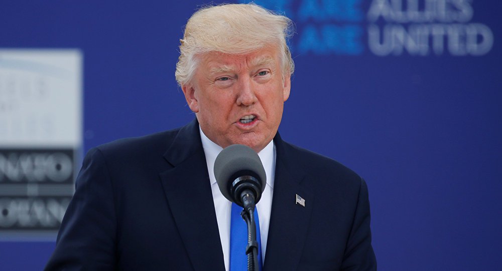 O presidente dos EUA, Donald Trump, acusou o ex-diretor do FBI, James Comey, de "covardia" por ele ter organizado um vazamento para a mídia de conversações confidenciais com o presidente; ao testemunhar no Congresso dos EUA, Comey declarou que se sentiu desconfortável durante os encontros com o presidente e por isso gravou as conversas. Depois, segundo Comey, ele enviou estas gravações para um dos seus amigos e ele para a mídia; "Acho que as revelações feitas por James Comey vão ter maior envergadura do que se pode pensar. É absolutamente fora da lei? Muito covarde!", escreveu Trump no Twitter