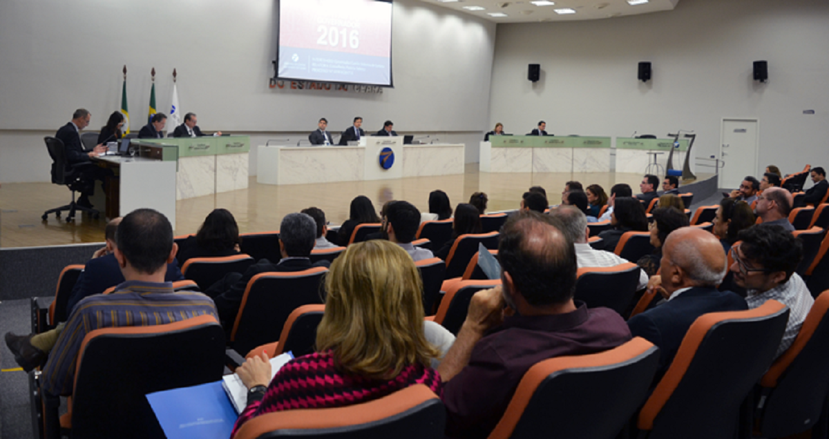 O Tribunal de Contas do Estado decidiu, por unanimidade, aprovar com ressalvas o Parecer Prévio das Contas do Governador Camilo Santana – Exercício 2016 apresentado pela conselheira Patrícia Saboya. Segundo a relatora, em 2016, o Estado teve algumas receitas atípicas que ajudaram nos bons números apresentado pelas contas do Estado. A conselheira afirmou, no entanto, que, pela complexidade da matéria, existem situações que precisam ser aperfeiçoadas