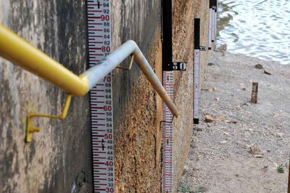 O governo do Distrito Federal informou que a Companhia de Saneamento Ambiental de Brasília (Caesb) conseguiu reduzir o desperdício de água no sistema de abastecimento pela primeira vez nos últimos quatro anos; o índice de perda, que na média de doze meses era de 391 litros por ramal/dia, em janeiro de 2015, caiu para 370 litros em abril deste ano; os esforços continuam para baixar a média para 250 litros por unidade, segundo o executivo; a empresa pública atribui essa redução aos investimentos feitos com recursos do BID, no valor de R$ 170 milhões