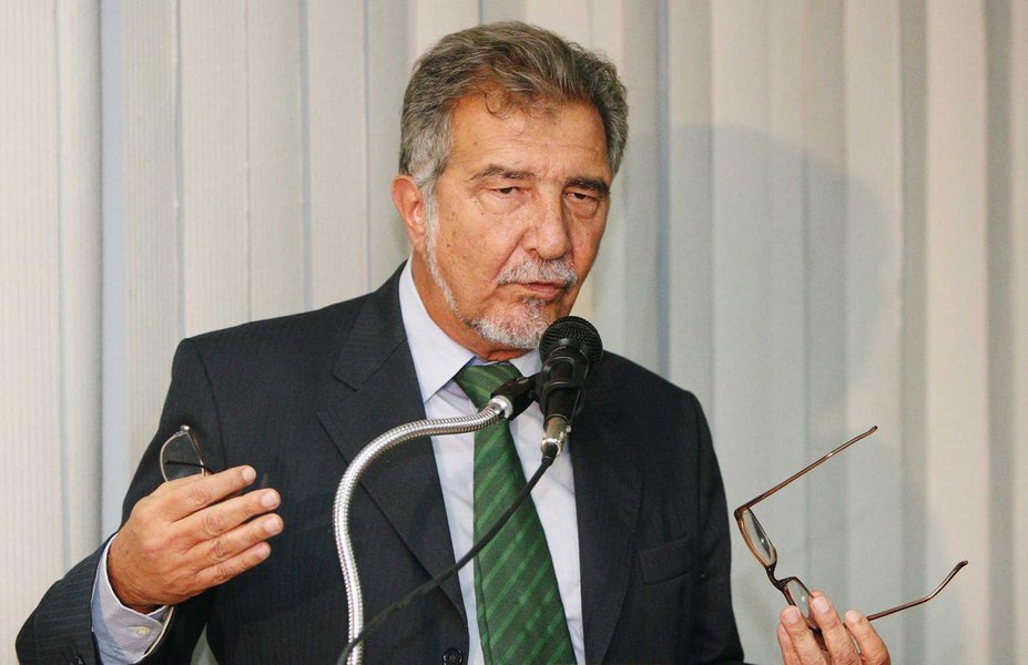 Cotado pela imprensa na primeira alteração do secretariado que o governador Rui Costa fará nos próximos dias, o ex-deputado federal e ex-secretário do Turismo Domingos Leonelli, do PSB, nega veementemente a possibilidade; "Não existe absolutamente nada a esse respeito. O PSB não pleiteou isso e eu também não. Não fui convidado e não vou ser. Isso é completamente fora de cogitação. Estou muito bem como estou. Hoje me dedico a estudos econômicos no Instituto Pensar, do qual sou presidente. Passei sete anos na Secretaria de Turismo do Estado e acho que fiz um bom trabalho. Cumpri minha missão na área governamental. Não volto mais", garante Leonelli