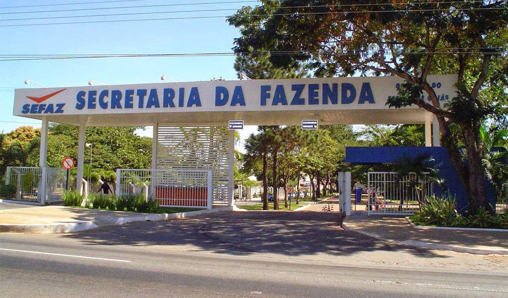 O governador Marconi Perillo assinou o primeiro dos três aditivos que permite ao estado repactuar dívidas com a União, BNDES e Caixa Econômica Federal; segundo informações divulgadas pela assessoria de imprensa do governo, o superintendente-executivo da Sefaz, Silvio Vieira da Luz, entregou à Secretaria do Tesouro Nacional (STN), em Brasília, o aditivo ao contrato com a União; estima-se economia de R$ 35 milhões mensais no desembolso de pagamento da dívida a partir deste mês