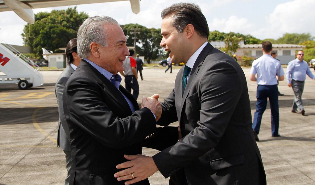 Líder em todas as pesquisas eleitorais feitas até o momento e com a administração bem avaliada pela população, o governador de Alagoas, Renan Filho (PMDB), segue os passos de vários políticos – como o seu próprio pai, o senador Renan Calheiros, e evita aparecer ao lado do presidente Michel Temer; reuniões com o impopular e suspeito de crimes, só se for extremamente necessário; posição do governador já ficou visível no dia 13, quando Temer ofereceu um jantar a governadores para tratar da dívida dos estados com o BNDES; Renan Filho não apareceu e justificou dizendo que não pôde desmarcar inaugurações