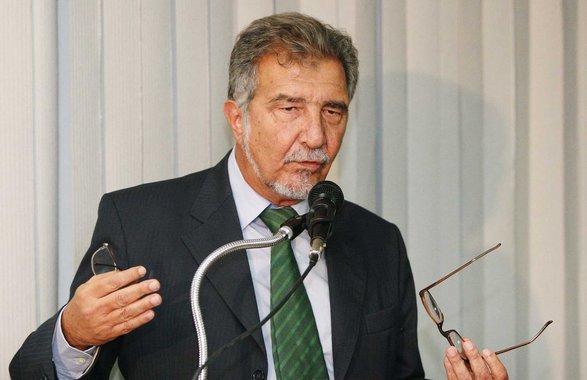 Cotado pela imprensa na primeira alteração do secretariado que o governador Rui Costa fará nos próximos dias, o ex-deputado federal e ex-secretário do Turismo Domingos Leonelli, do PSB, nega veementemente a possibilidade; "Não existe absolutamente nada a esse respeito. O PSB não pleiteou isso e eu também não. Não fui convidado e não vou ser. Isso é completamente fora de cogitação. Estou muito bem como estou. Hoje me dedico a estudos econômicos no Instituto Pensar, do qual sou presidente. Passei sete anos na Secretaria de Turismo do Estado e acho que fiz um bom trabalho. Cumpri minha missão na área governamental. Não volto mais", garante Leonelli