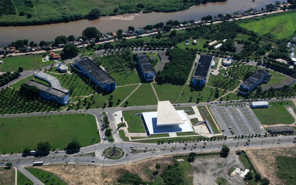 O abandono de universidades estaduais no Rio se alastra pelo interior do estado; na Universidade Estadual do Norte Fluminense Darcy Ribeiro (UENF) o caos tomou conta da instituição; técnicos-administrativos recebendo doações de alimentos, três meses de salários atrasados prestes a levar ao endividamento com despesas pessoais e até a problemas psicológicos; esse é a difícil situação de funcionários da instituição, relata o professor associado Alessandro Coutinho Ramos, do Centro de Biociências e Biotecnologia (CBB); "O Rio de Janeiro esqueceu da UENF e o Brasil também! Não sabemos o que mais fazer e estamos impotentes perante a esse caos em nossa vida pessoal e profissional"