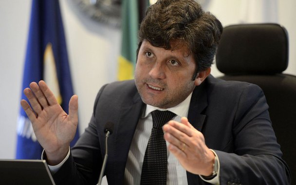 Em entrevista a Wellington Calasans, do blog Cafezinho, o presidente da AFBNDES (Associação dos Funcionários do BNDES), Thiago Mitidieri, critica, entre outras coisas importantes, medidas que foram tomadas sob a liderança de Maria Sílvia, primeira presidente da instituição nomeada no governo Temer, que segundo ele visaram não apenas facilitar a extinção do banco de fomento como principalmente entregar ao setor financeiro o destino dos empresários e dos investimentos no Brasil